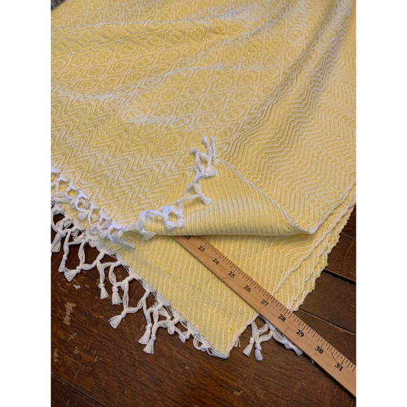 Unbranded Yellow White Patterned Tablecloth Throw blanket - Picture 6 of 7